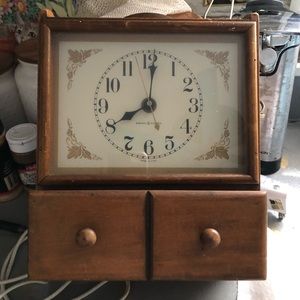 Vintage GE  clock. made in USA wooden casing & small draws. Working condition
